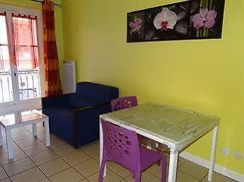 里昂白莱果广场阿维公寓式酒店 4*