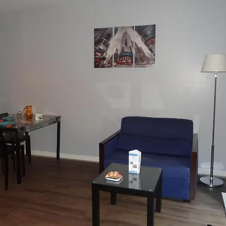 里昂白莱果广场阿维公寓式酒店 4*