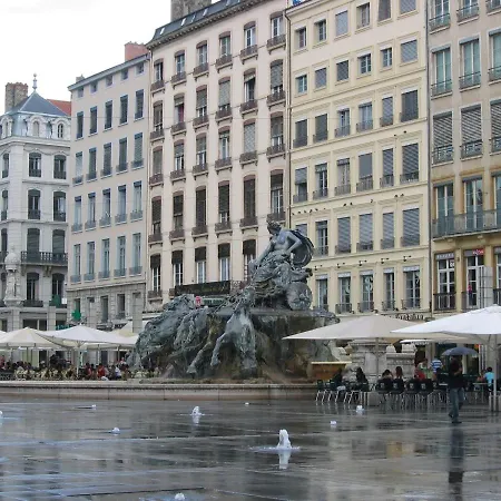 Avy Baudelaire - Bellecour Lägenhetshotell 3*